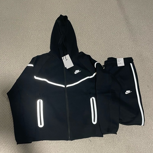 NIKE TECH REFLECTIVE SET SIZE LARGE FITS MEDIUM